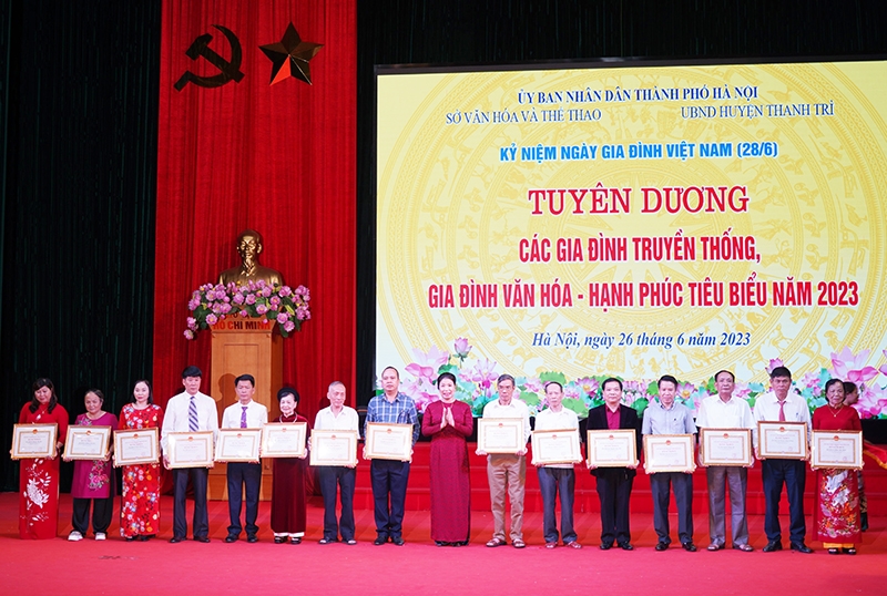 Xây dựng người Hà Nội thanh lịch văn minh - Động lực phát triển Thủ đô - ảnh 7